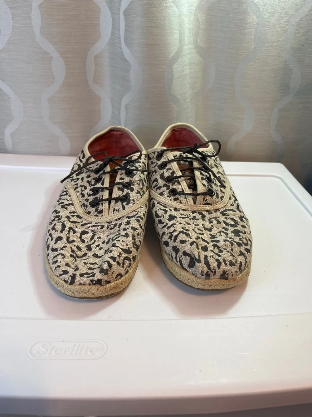 Toms Leopard Cheetah Lace Up Shoes Sneakers Size 8.5